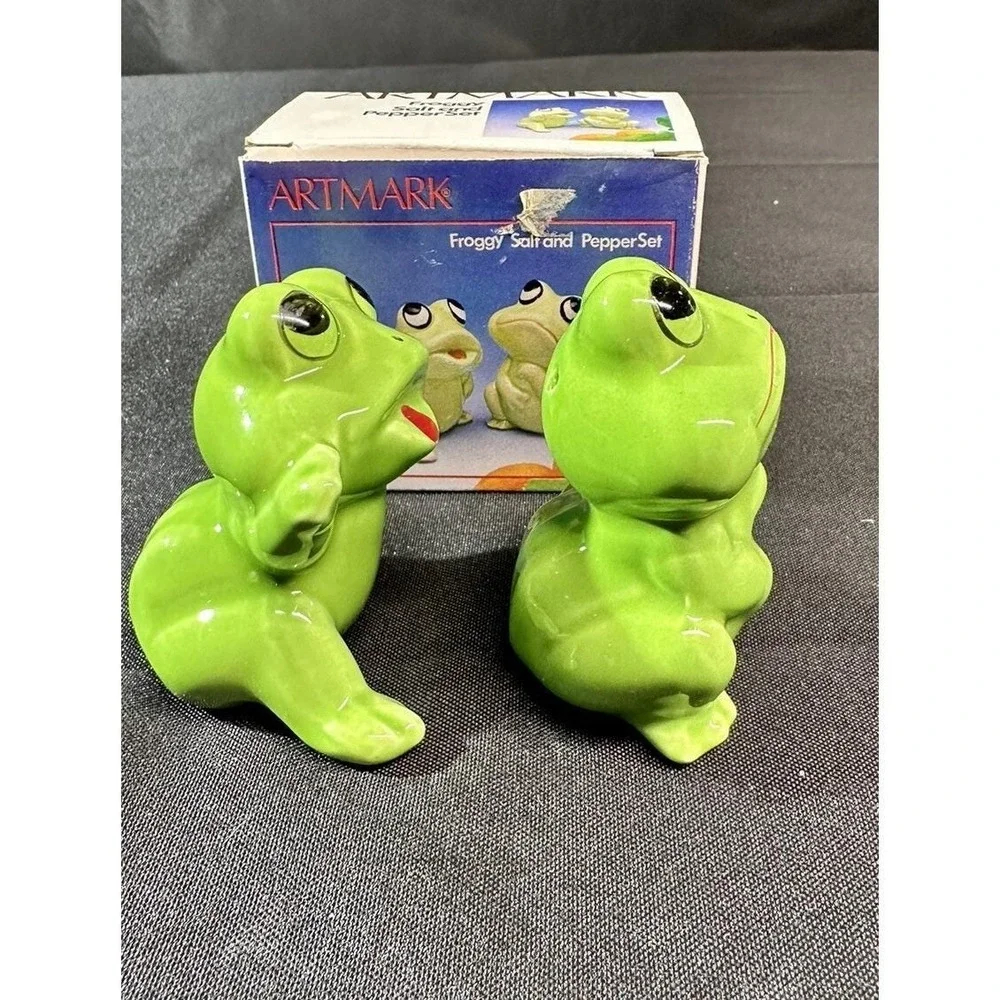 Vintage Artmark Froggy Salt And Pepper Shakers Frog Made in Taiwan 1986